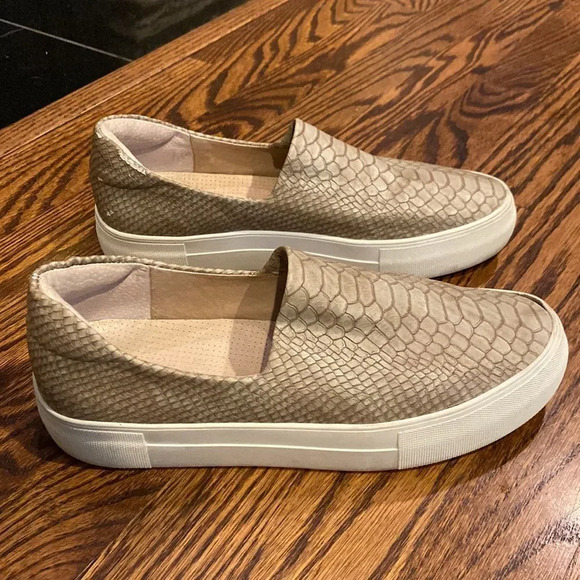 J Slides Women's 8 Beige Slip On Sneaker Snakeskin Print Embossed Loafer Shoes - Picture 6 of 9